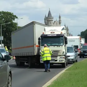 Caminhão capota após pneu estourar