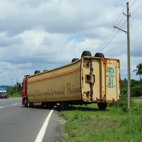 Carreta tomba na rodovia Cônego Domênico Rangoni em Cubatão carreta tomba rodovia Cônego Domênico Rangoni Cubatão